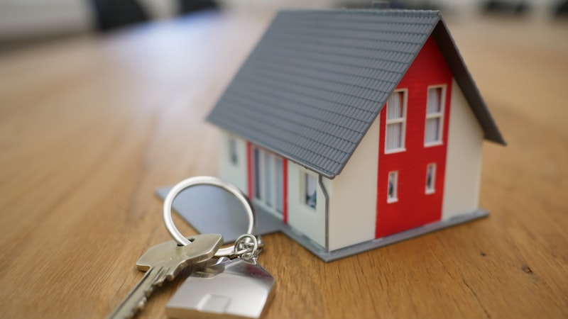 House keys on a keychain, symbolising the milestone of purchasing your first home
